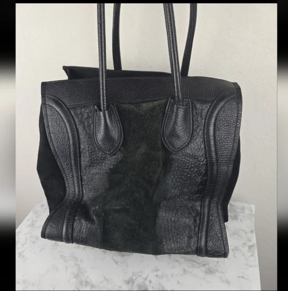 Chic Black Croc-Embossed Tote Bag - Picture 2 of 10